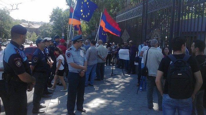 В Ереване проходит антироссийская акция - ФОТО - ОНЛАЙН-ВИДЕО
